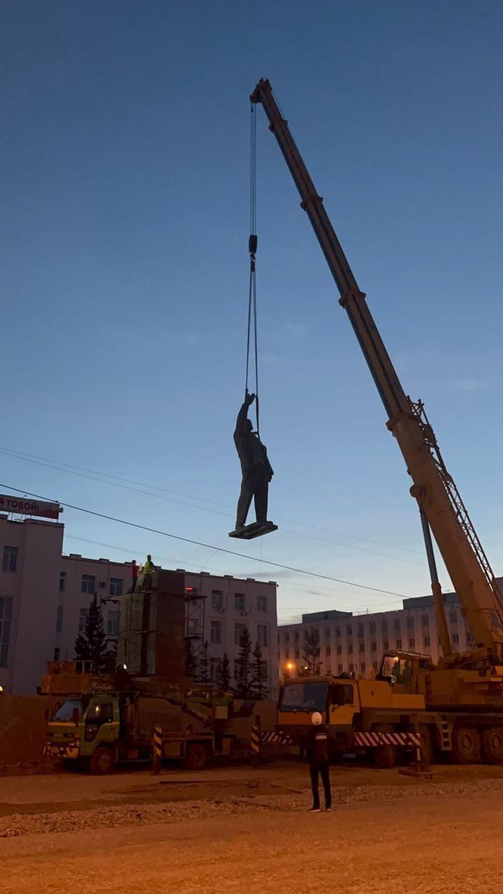 В якнете обсуждают, нужно ли возвращать памятник Ленину в октябре на площадь Якутска