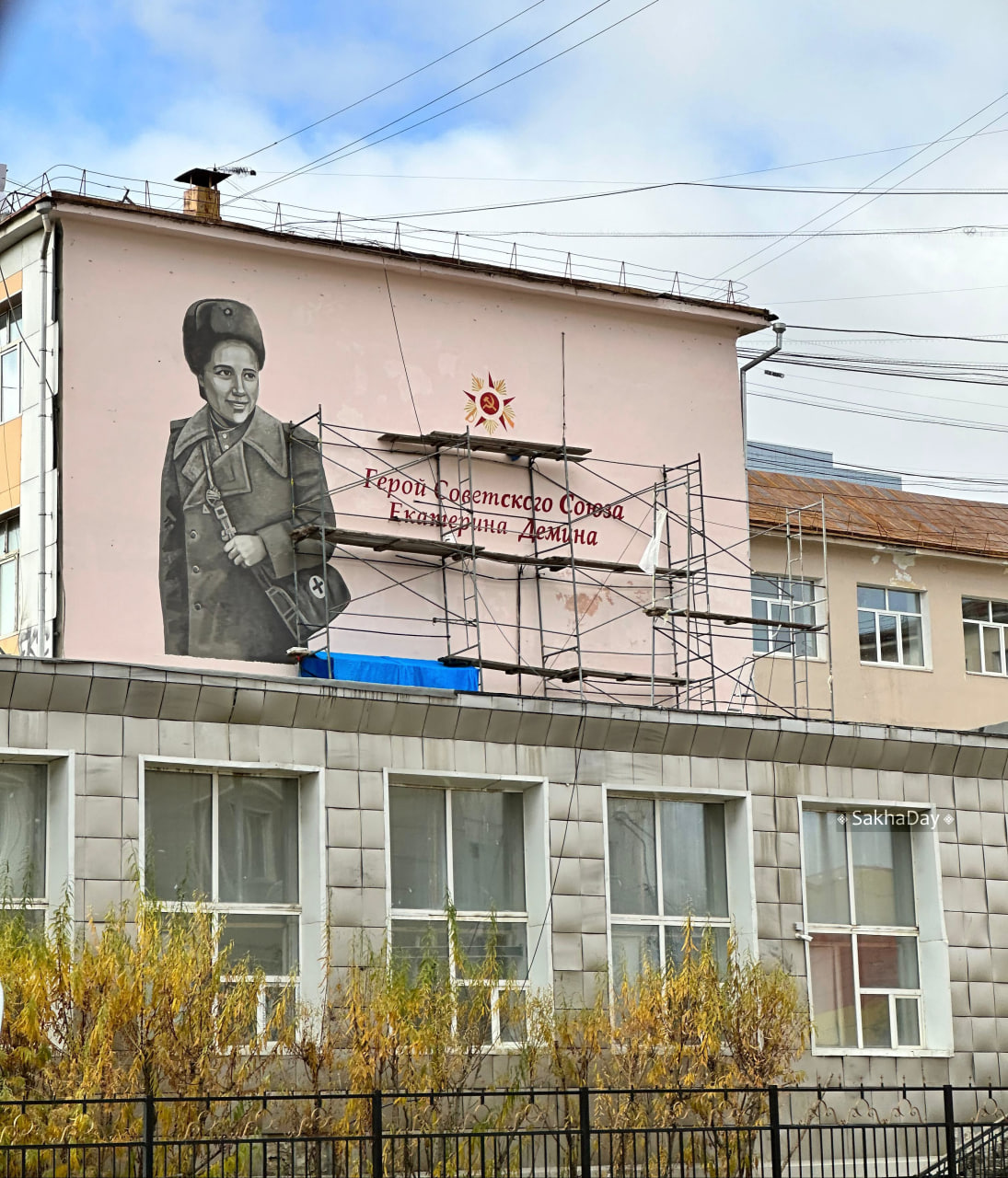 Фотофакт: На стенах медучилища в Якутске появился мурал с изображением санинструктора времен ВОВ