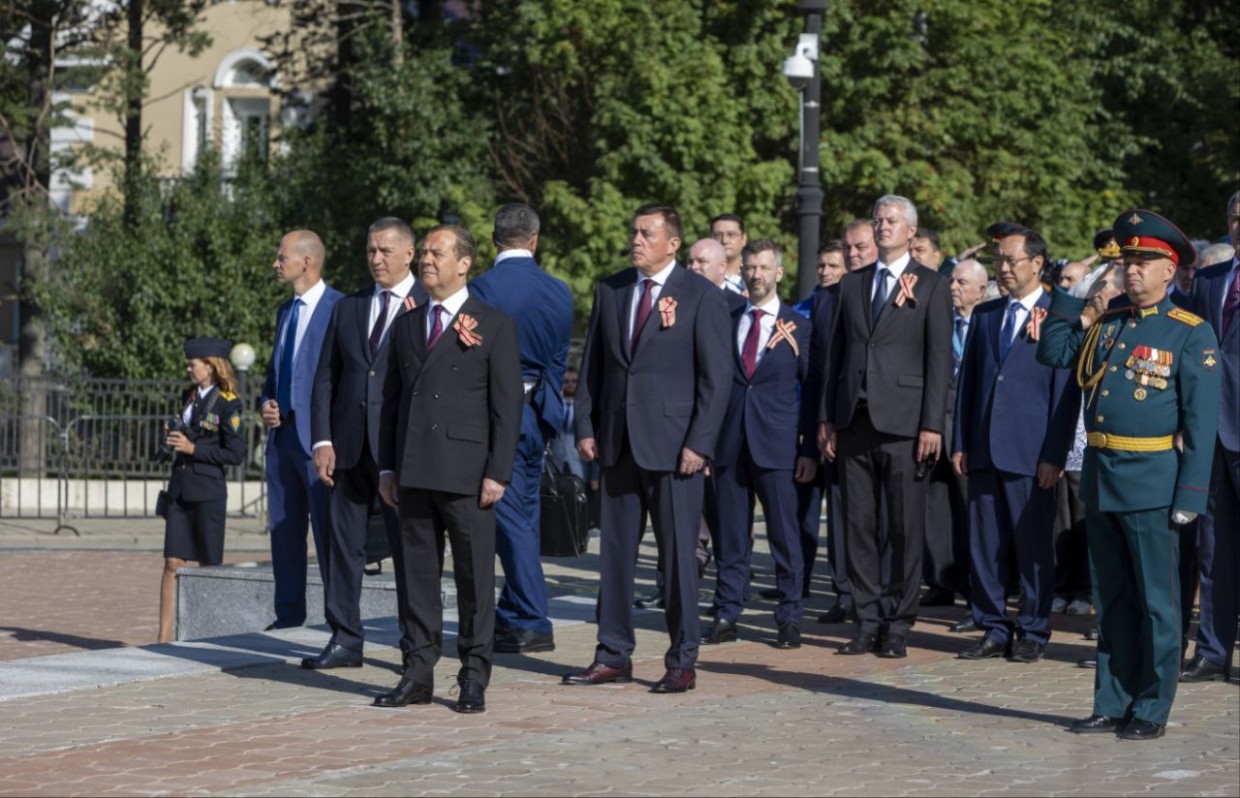 Фотофакт: Глава Якутии возложил цветы в Южно-Сахалинске вместе с Дмитрием Медведевым