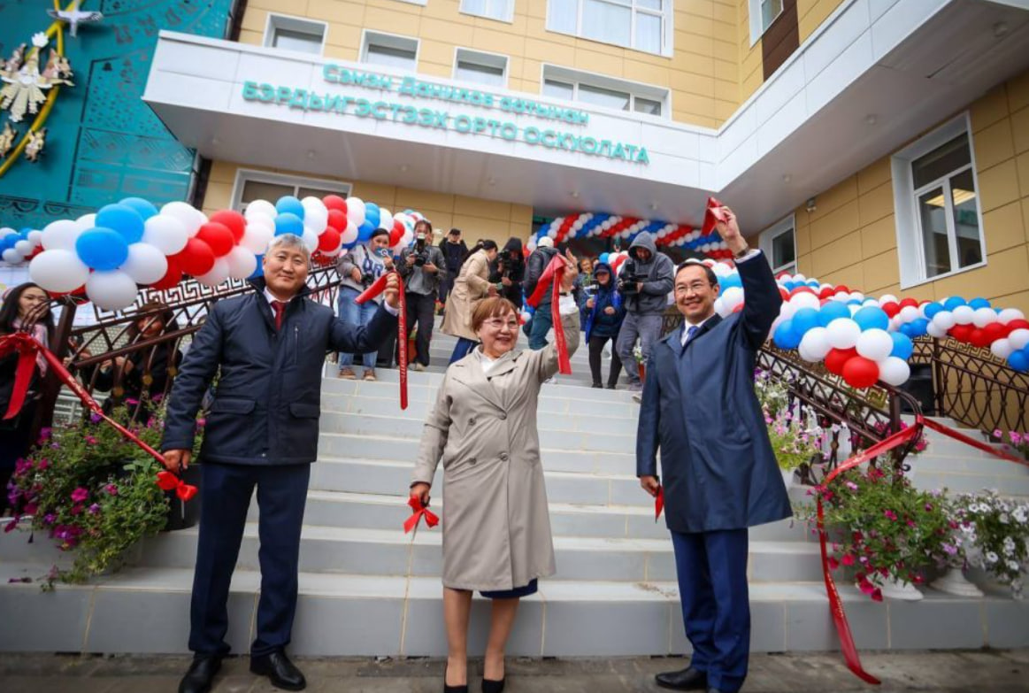 Айсен Николаев успел побывать на открытии сразу двух школ в Якутии