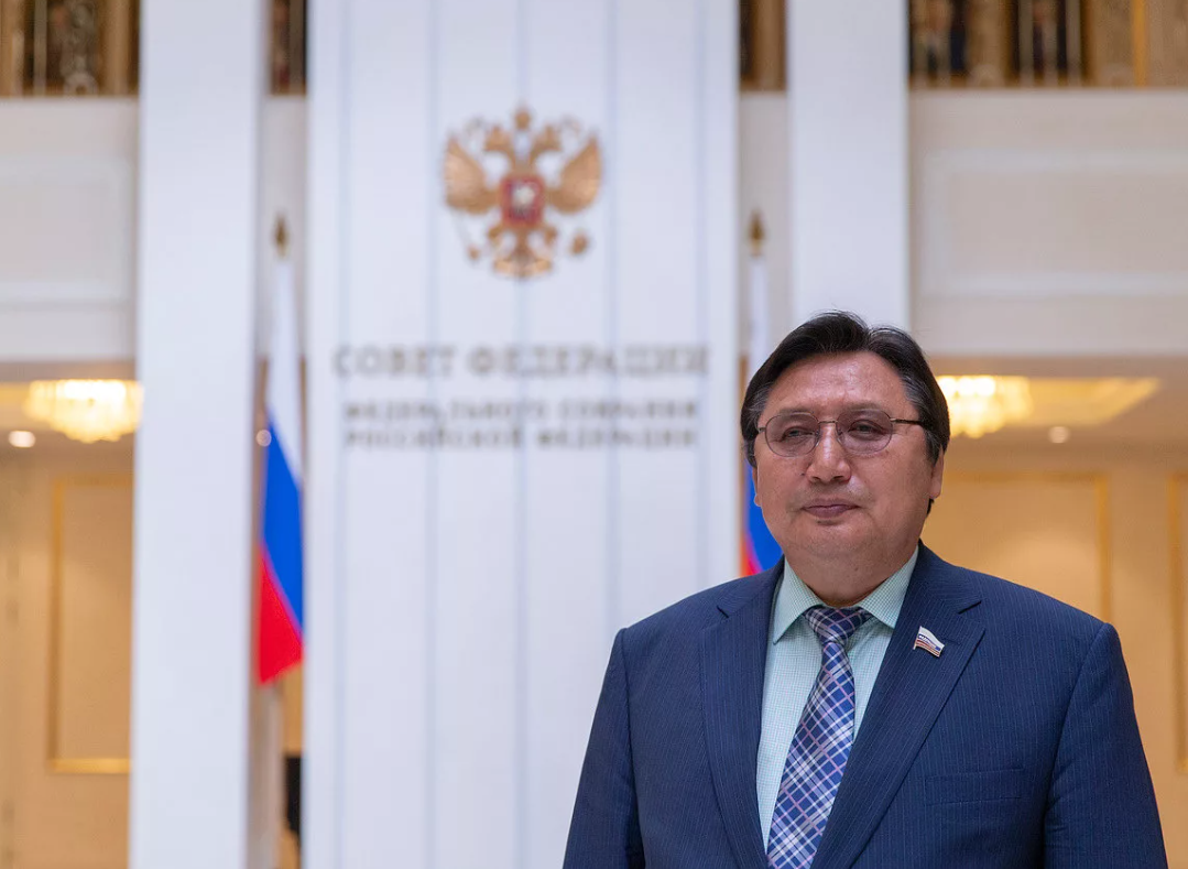 Александр Акимов работает из Москвы завкафедрой в СВФУ Якутии