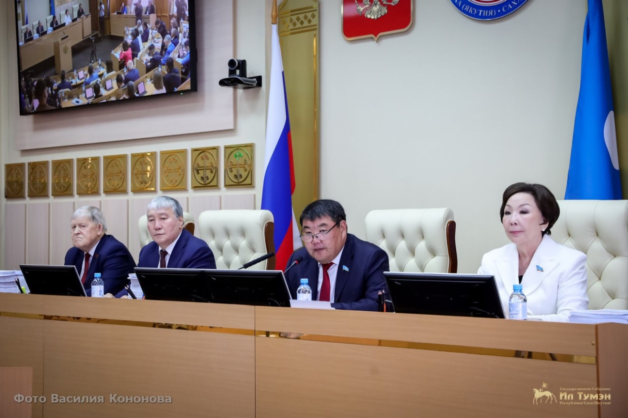 Кто претендует на депутатскую зарплату в Ил Тумэне Якутии