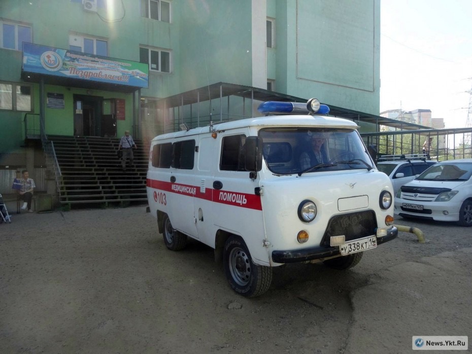 В Якутске пожилой мужчина провалился в сточную канаву