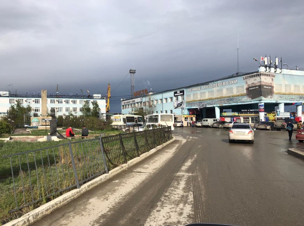 Зампреда правительства Якутии Ольгу Балабкину "поразили грязь и темень в речпорту"