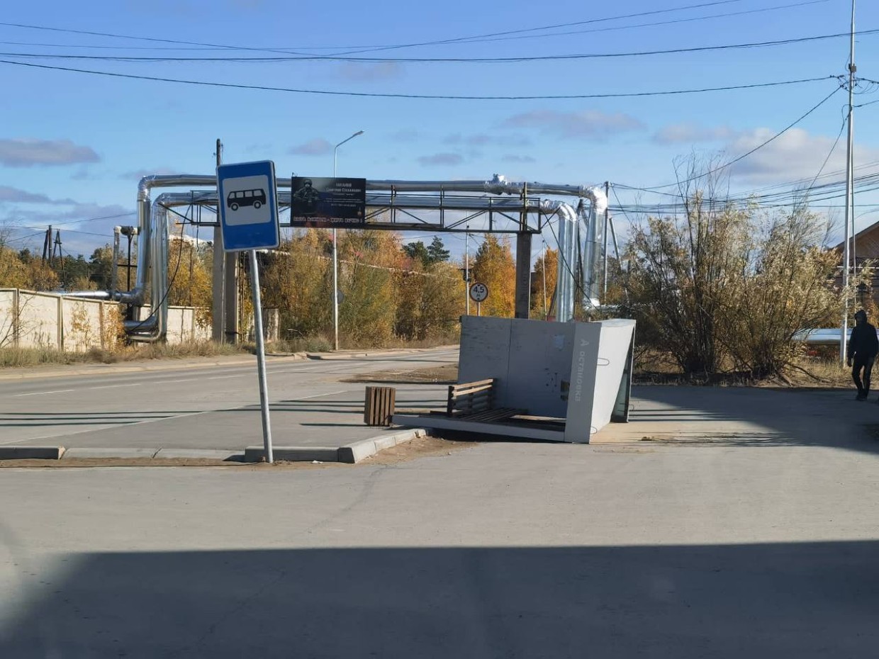 В Якутске ветер снес остановки, баннеры и столбы