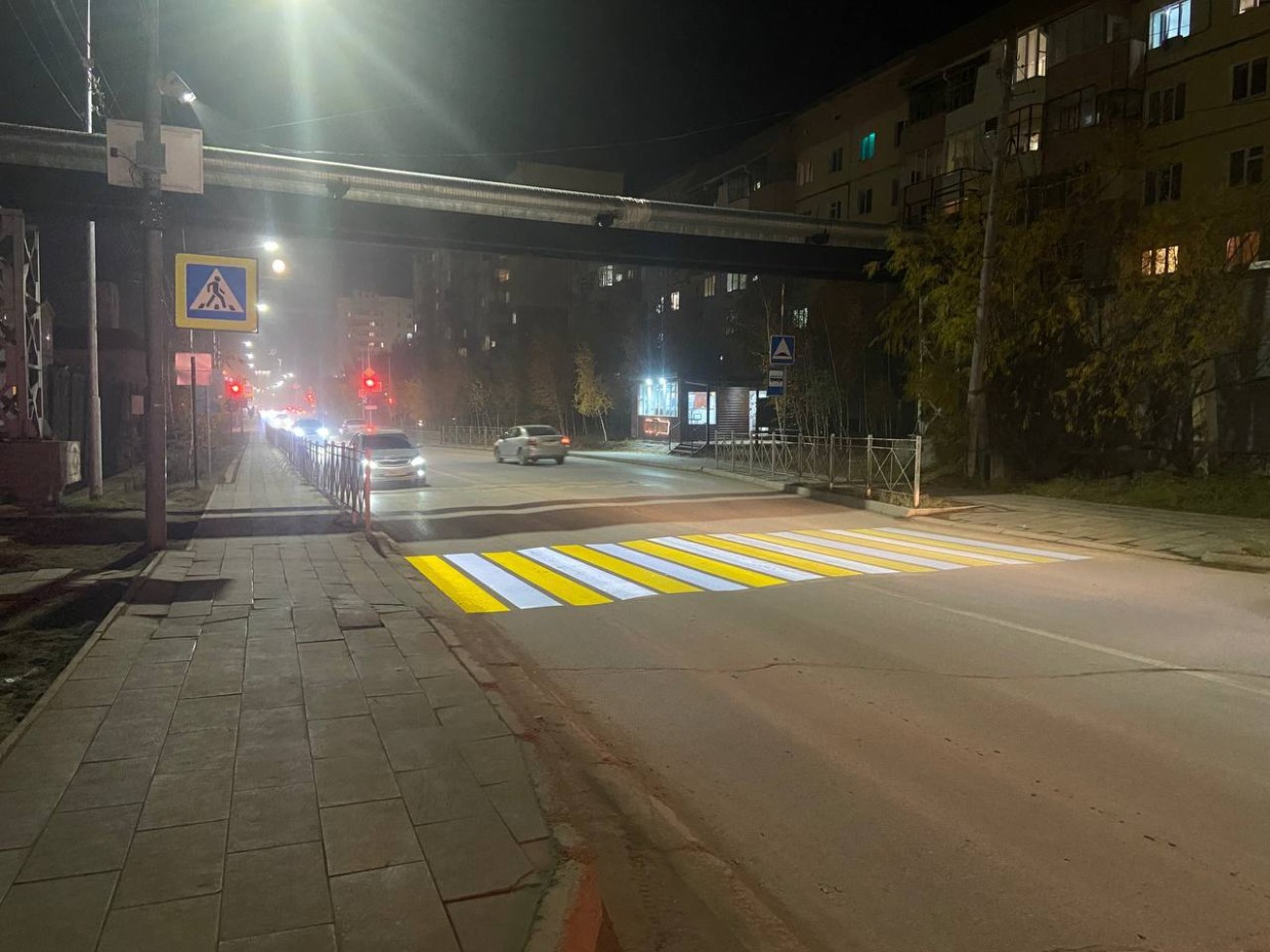 В Якутске установили проекционные пешеходные переходы
