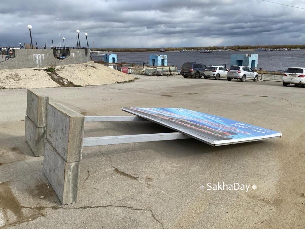 В Якутске пострадавшая от свалившегося баннера находится в коме