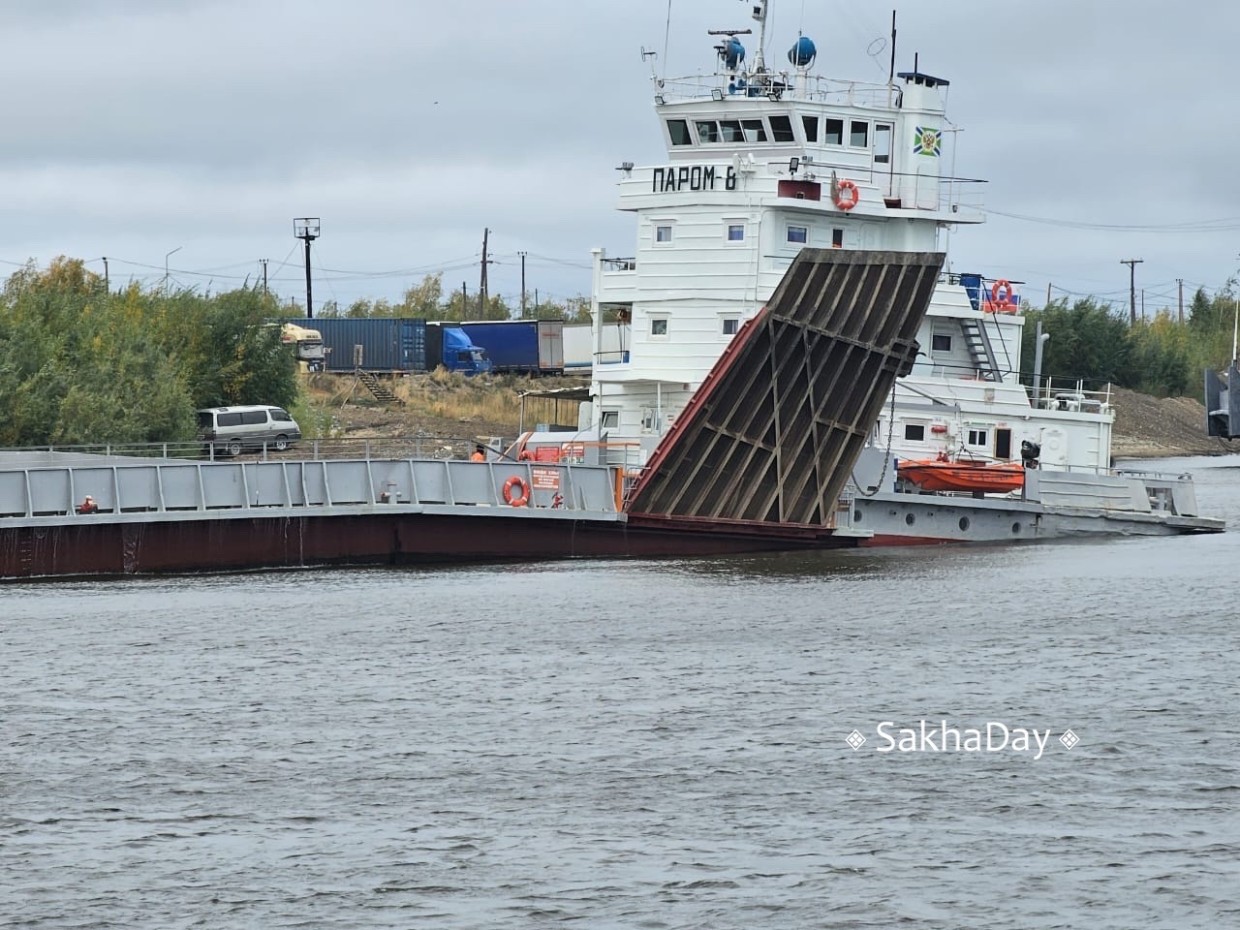 Паром-8 с поврежденным дном завершил маршрут в Якутске