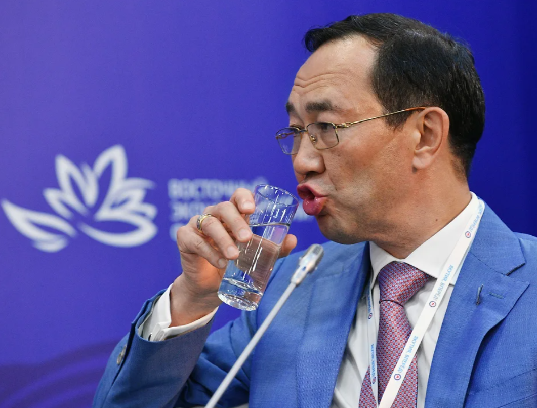 Глава Якутии попал в фоторепортаж «Коммерсанта» с ВЭФ