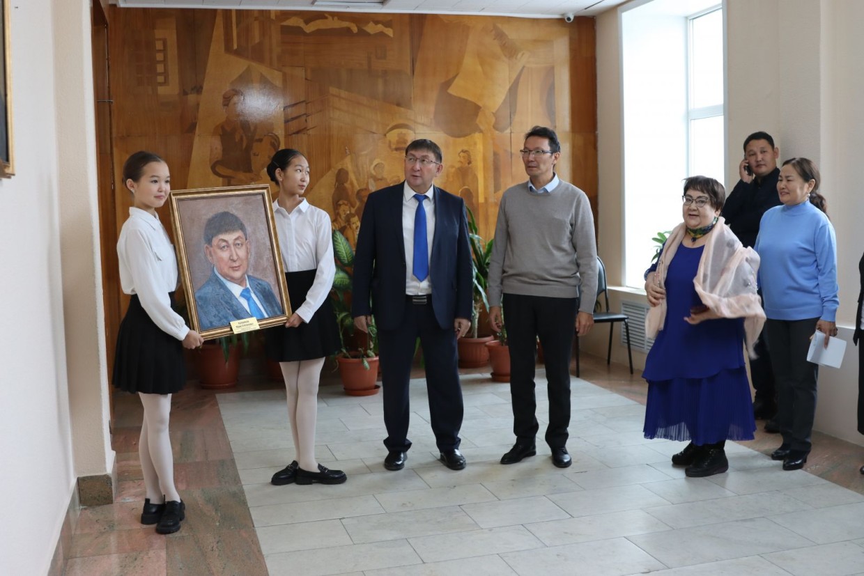 Фотофакт: В одной из девочек, державших портрет экс-министра культуры Якутии, узнали Карину Чикитову