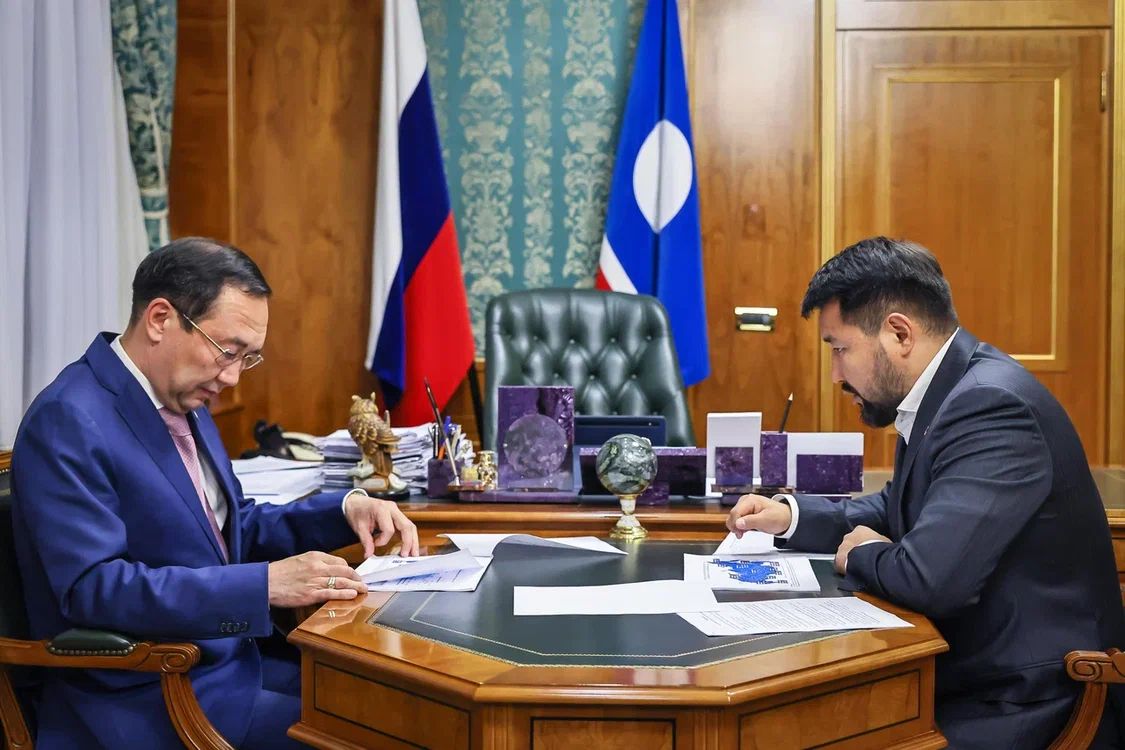 Айсен Николаев обсудил реализацию мастер-плана Якутска с мэром Евгением Григорьевым