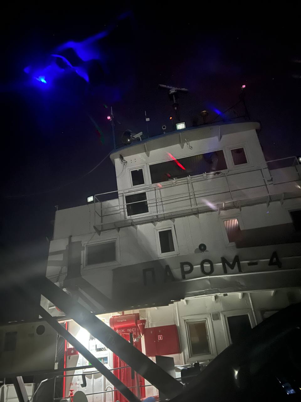 На застрявшем на реке Лена пароме пассажиры томились более 6 часов