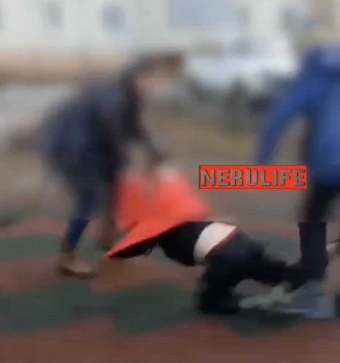 В Нерюнгри маленькие хулиганы обижают сверстников и их родителей на детской площадке