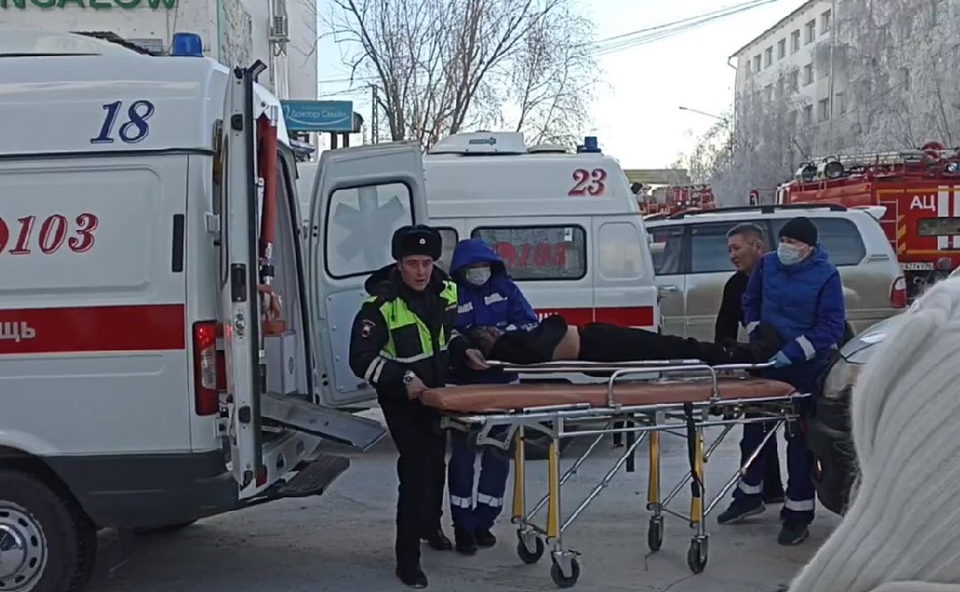 Якутяне заметили на видео пожара отважного сотрудника ДПС, помогавшего пострадавшим, и попросили узнать его имя