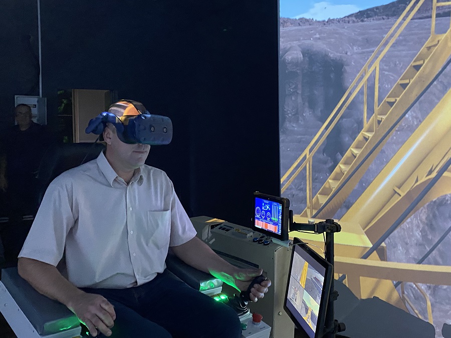 «ЯКУТУГОЛЬ» обучает управлять карьерными экскаваторами с помощью шлема виртуальной реальности
