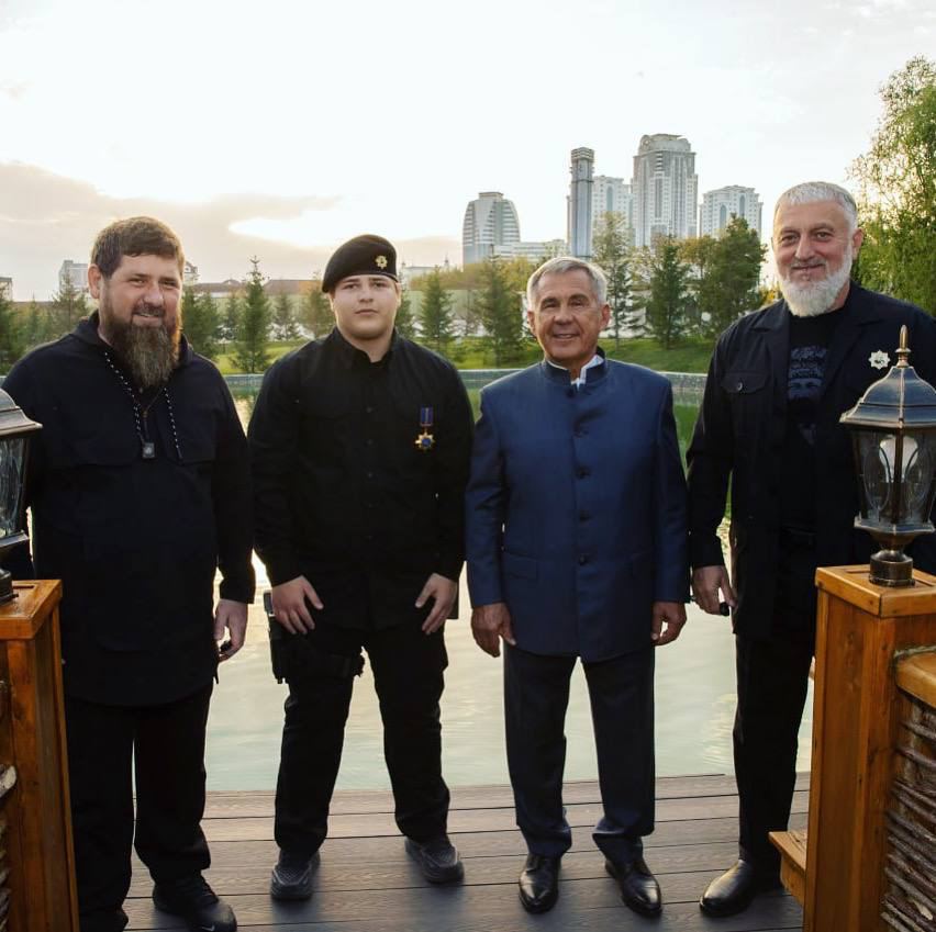 Глава Татарстана наградил орденом сына Кадырова