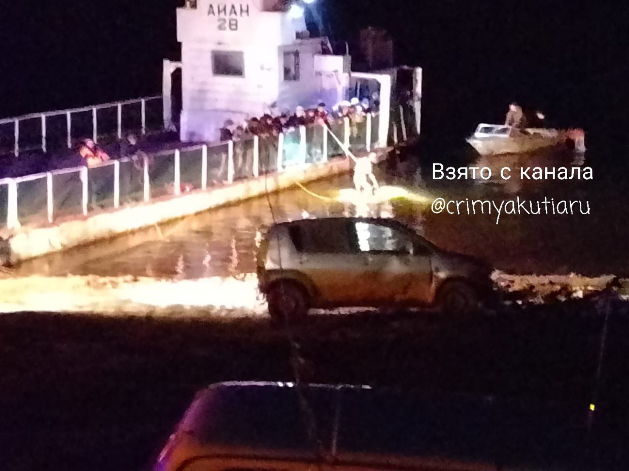 В Верхневилюйске на паромной переправе в реку скатилась машина с двумя пассажирами