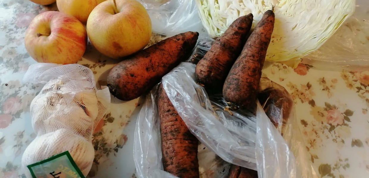 1 капуста, 350 граммов свеклы и полкило лука — в Среднеколымске поделили доставленные на вертолете продукты