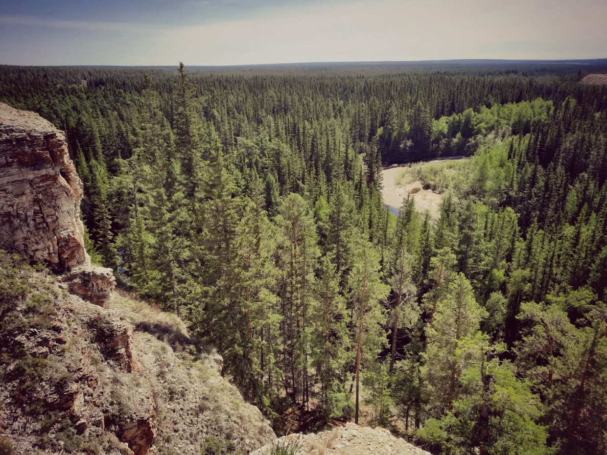Драма в Хангаласском улусе: женщина упала со скалы после того, как с водопада сорвался ее муж