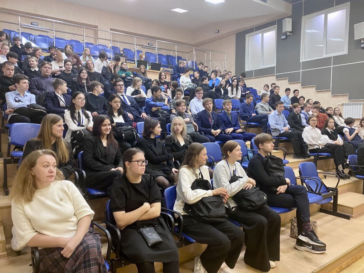 Сотрудники «Якутугля» провели урок по профориентации для гимназистов