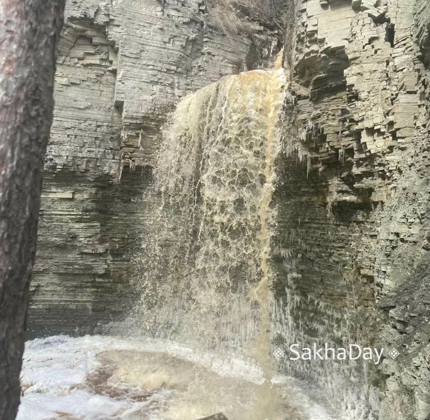 В Хангаласском районе пожилой мужчина упал с водопада