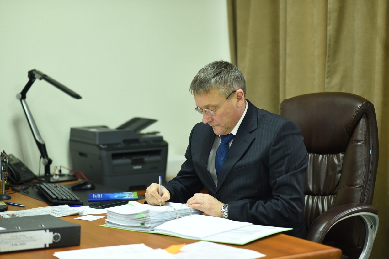 Генеральный директор Фонда капремонта Якутии Владимир Ионин попрощался с коллективом