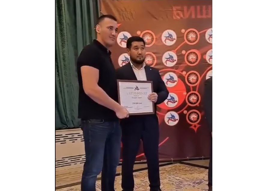 В Кыргызстане Айаалу Лазареву подарили денежный сертификат