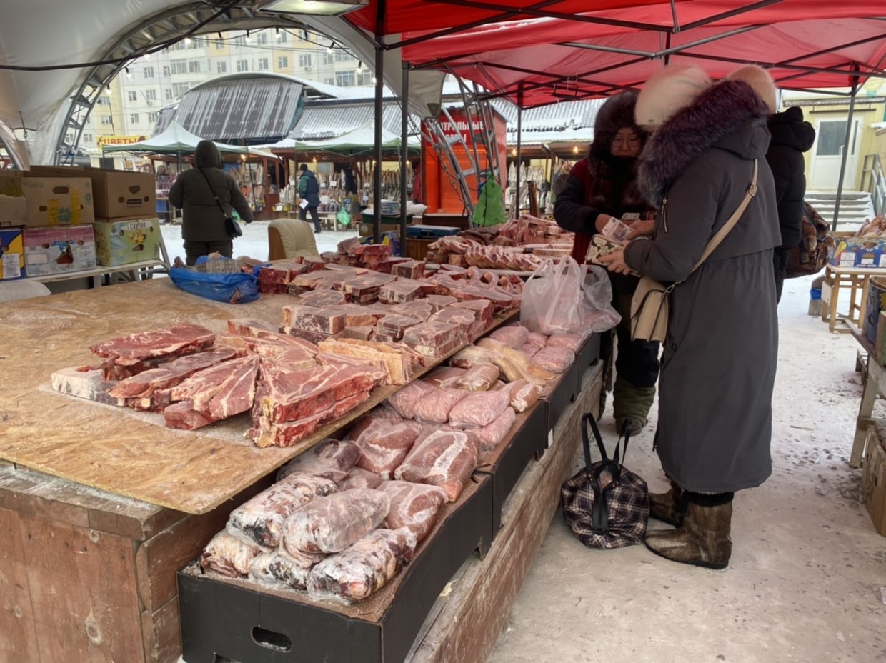 Вайб Крестьянского рынка в Якутске в сезон забоя скота