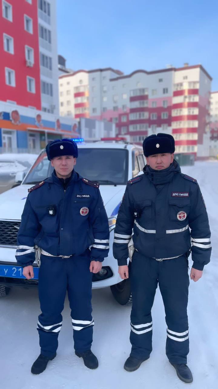 В Якутске инспекторы ДПС сопроводили женщину, которой потребовалась медицинская помощь, до больницы