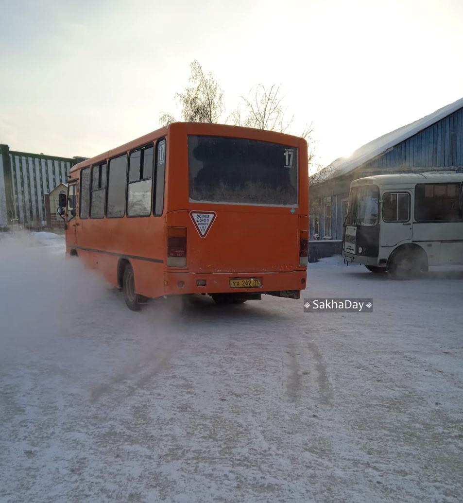 В Якутске женщина с ребенком выпали из автобуса на ходу. Следком начал проверку