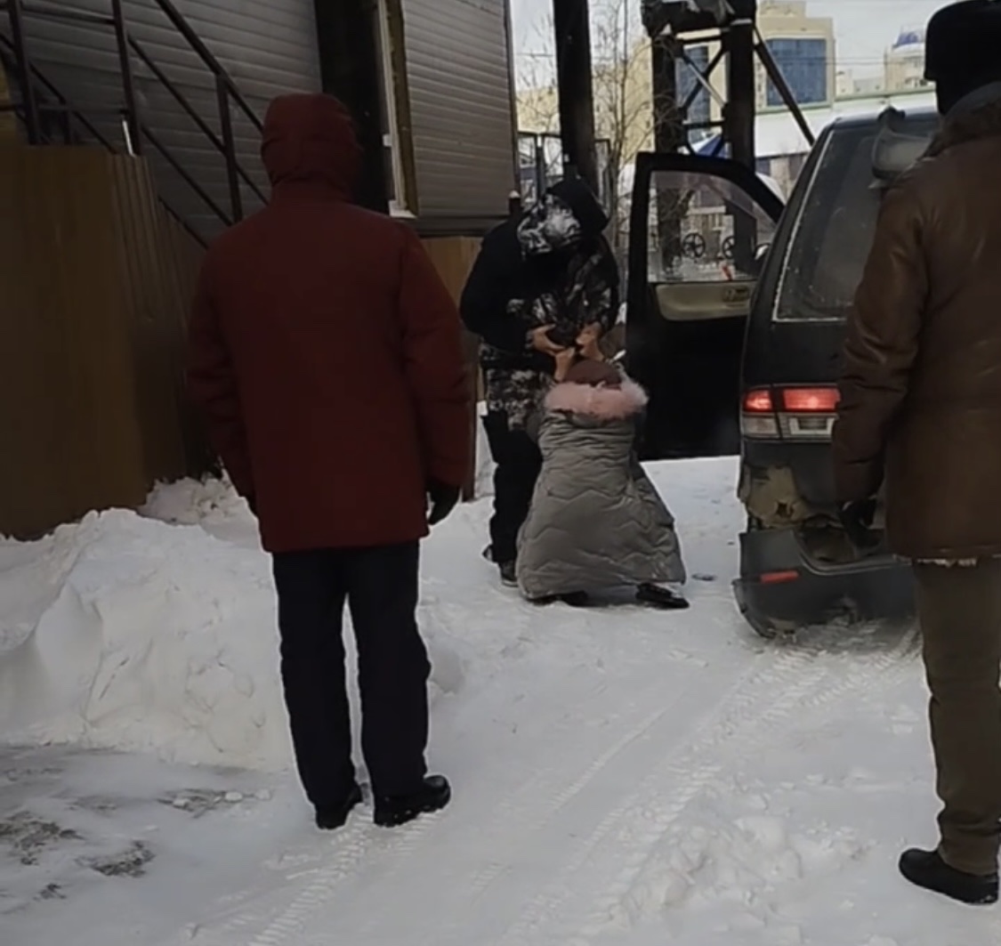 В Якутске мужчина избивал жену на улице, пока не вмешались прохожие
