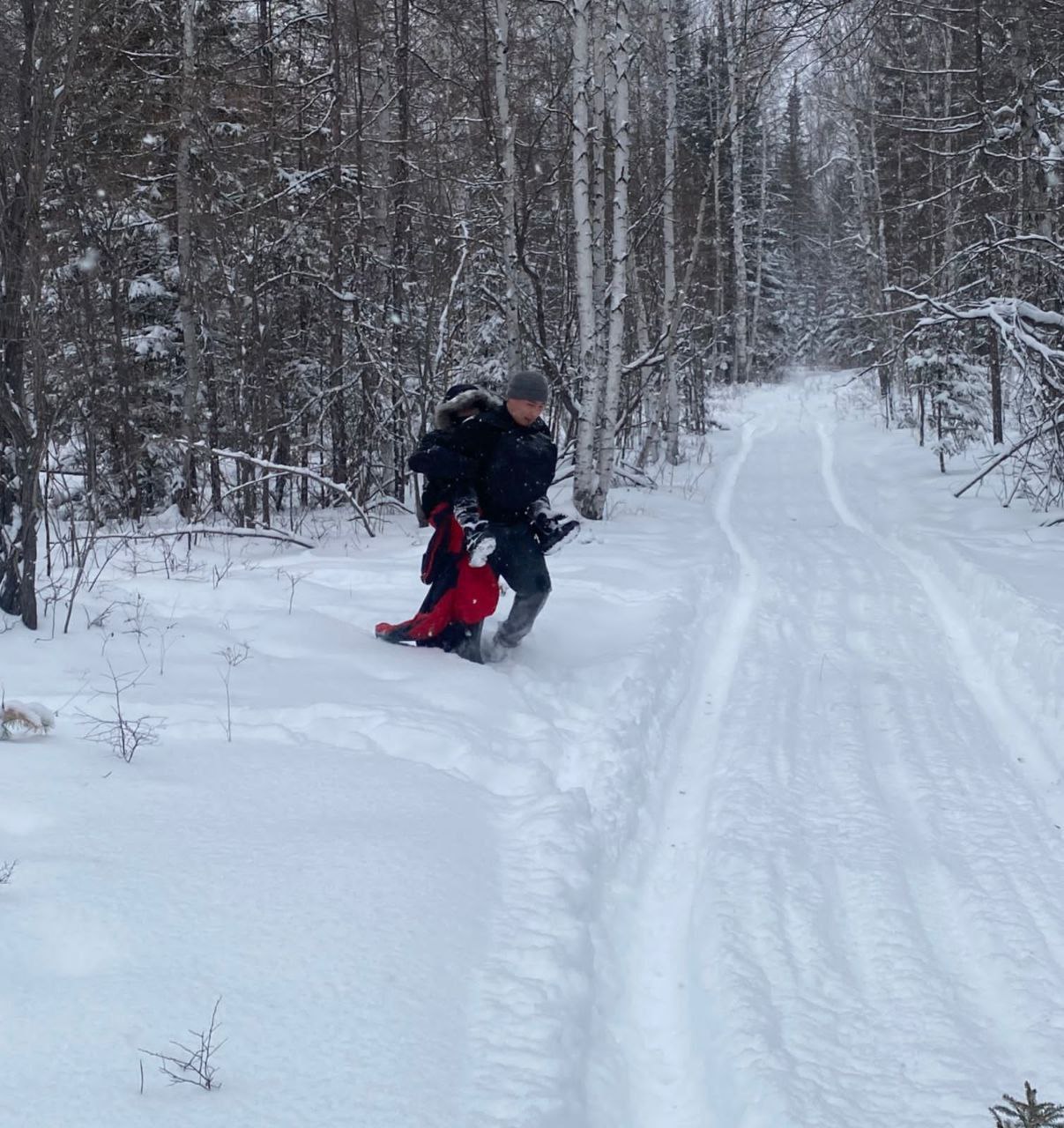 В Якутии полицейские нашли мальчика, который из-за метели и снегопада заплутал в лесу по пути в школу