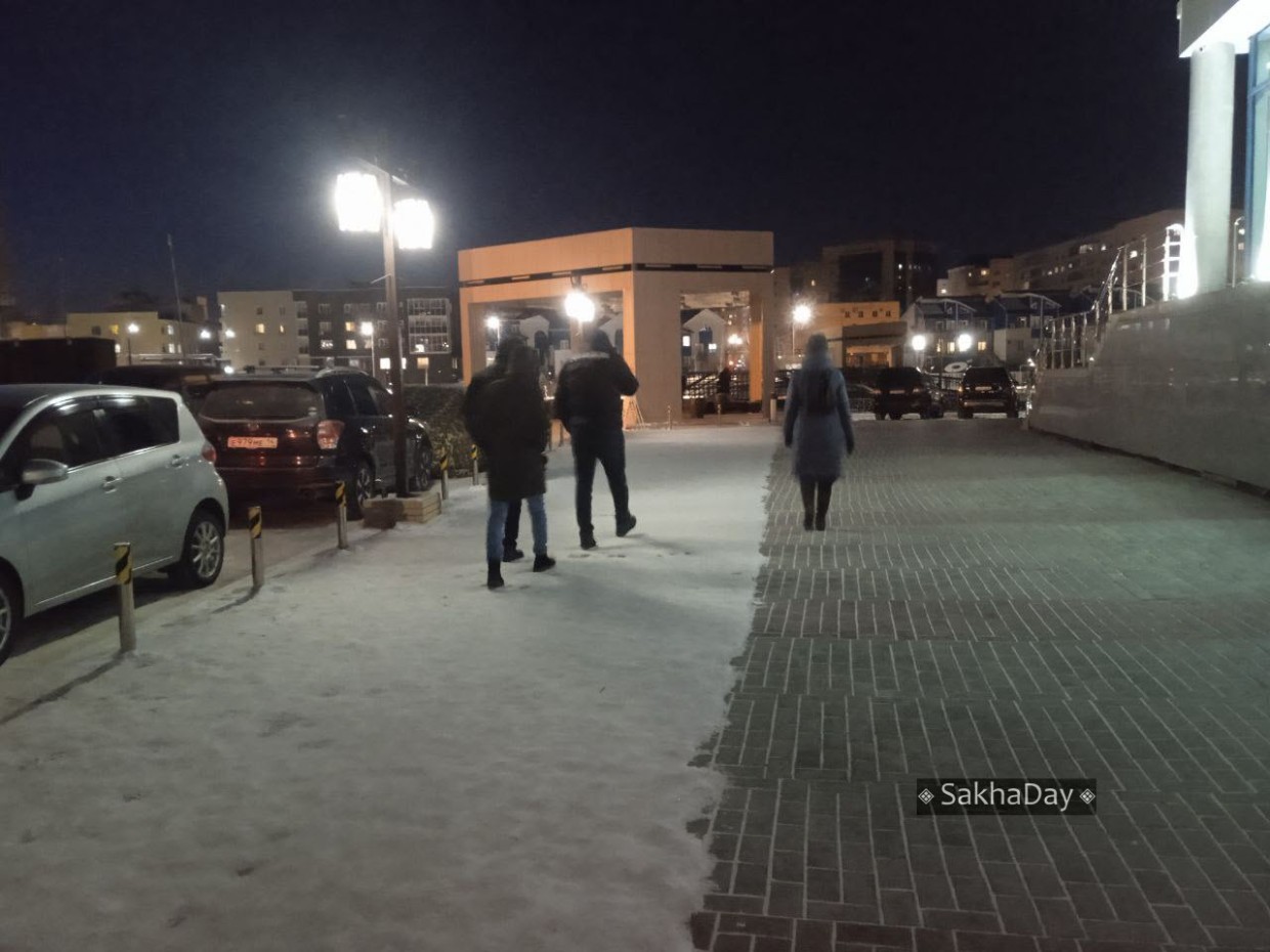 «Совсем не чистить тротуары тоже нельзя», — в МЦУ Якутска ответили на требование горожан не убирать снег