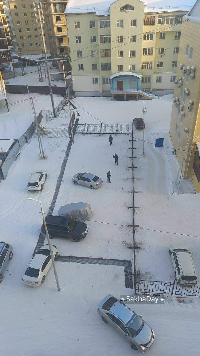В Якутске жильцов домов «забаррикадировали» железными заборами со всех сторон