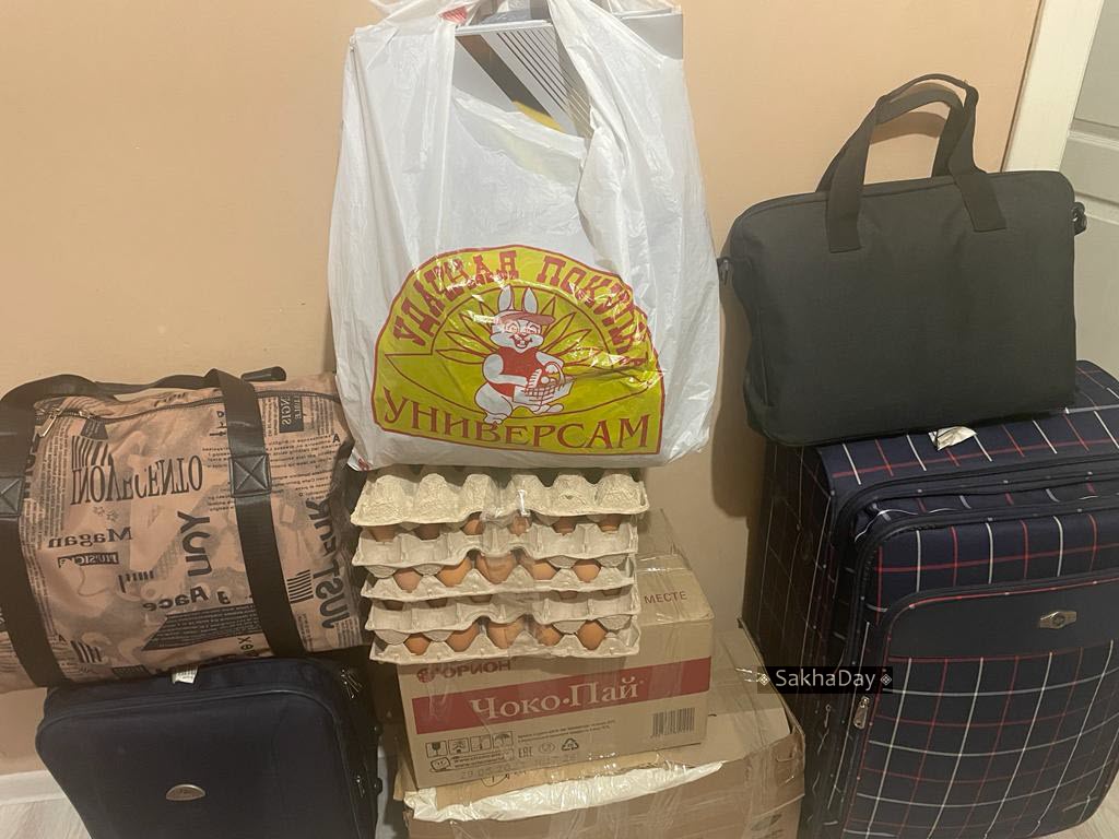 "Мы остались без средств". Уже неделю жители Себян-Кюеля не могут вылететь из Якутска домой