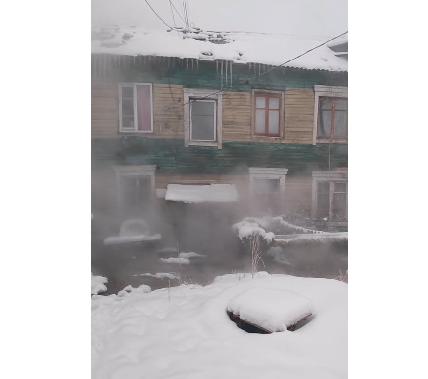 В УК Якутска пояснили, почему аварию, из-за которой залило весь подъезд двухэтажки, устранили только утром