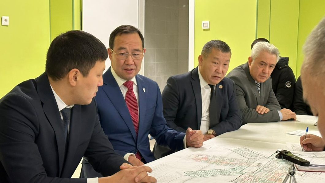 Глава Якутии: "Не сдадите онкодиспансер до конца года - останетесь без голов"