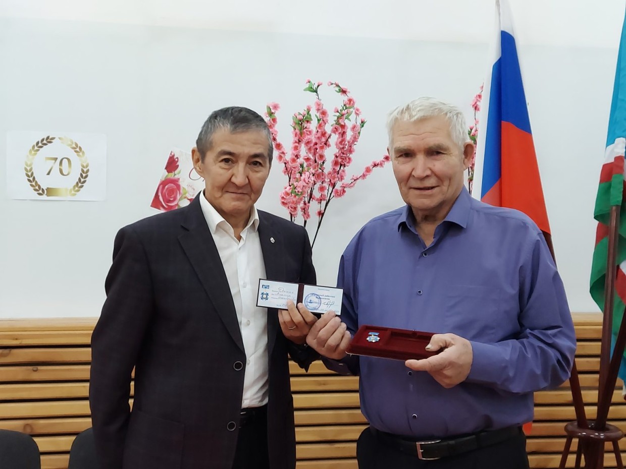 Водоканальцы поздравили с юбилеем Виктора Докшина