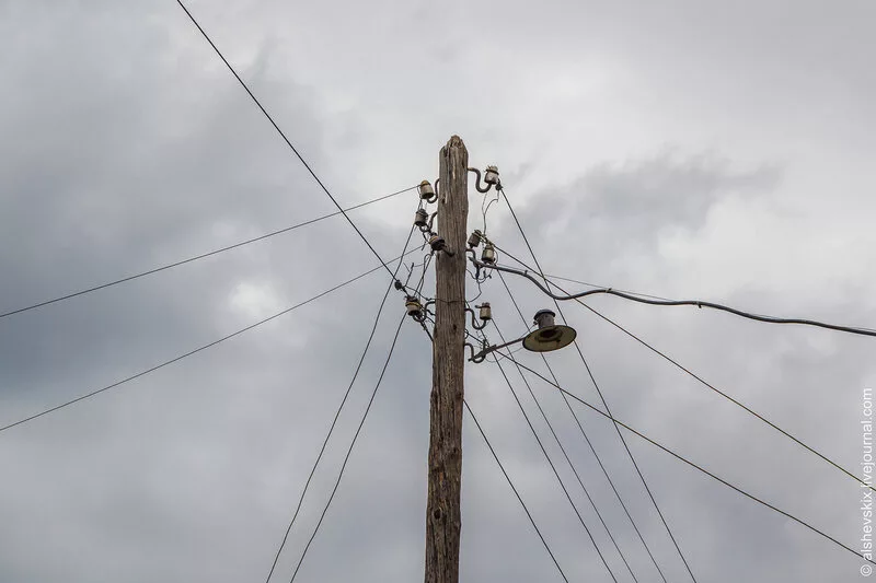 В Усть-Майском улусе электромонтер упал вместе со столбом и скончался