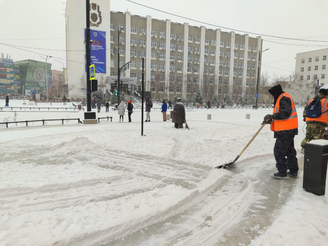 Горожане высказались против скользкой плитки: «Хватит мучить работников, технику, бюджет и нас, пешеходов»
