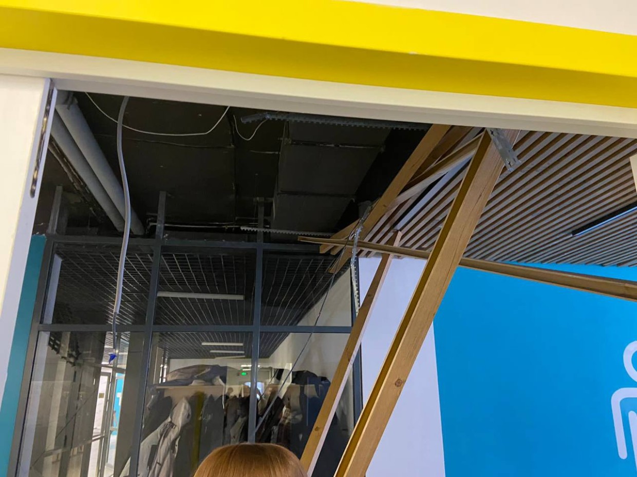 В Бердигестяхской школе обрушился подвесной потолок