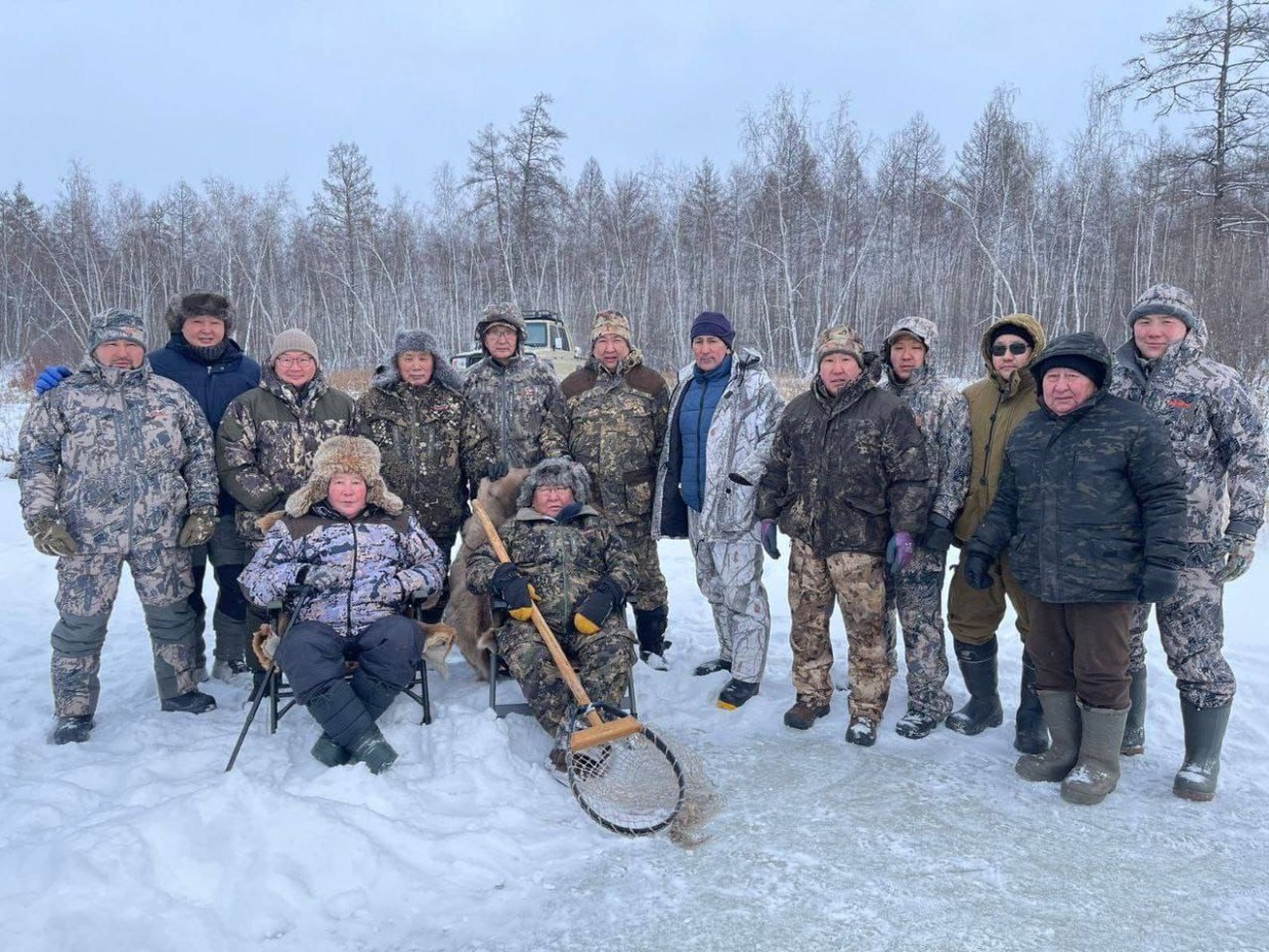 Фотофакт: В соцсетях обсуждают ВИП-рыбалку, на которую якутские тойоны прилетают на вертолете