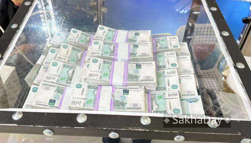 Фотофакт: В торговом комплексе Якутска организаторы розыгрыша выставили 7 млн наличными