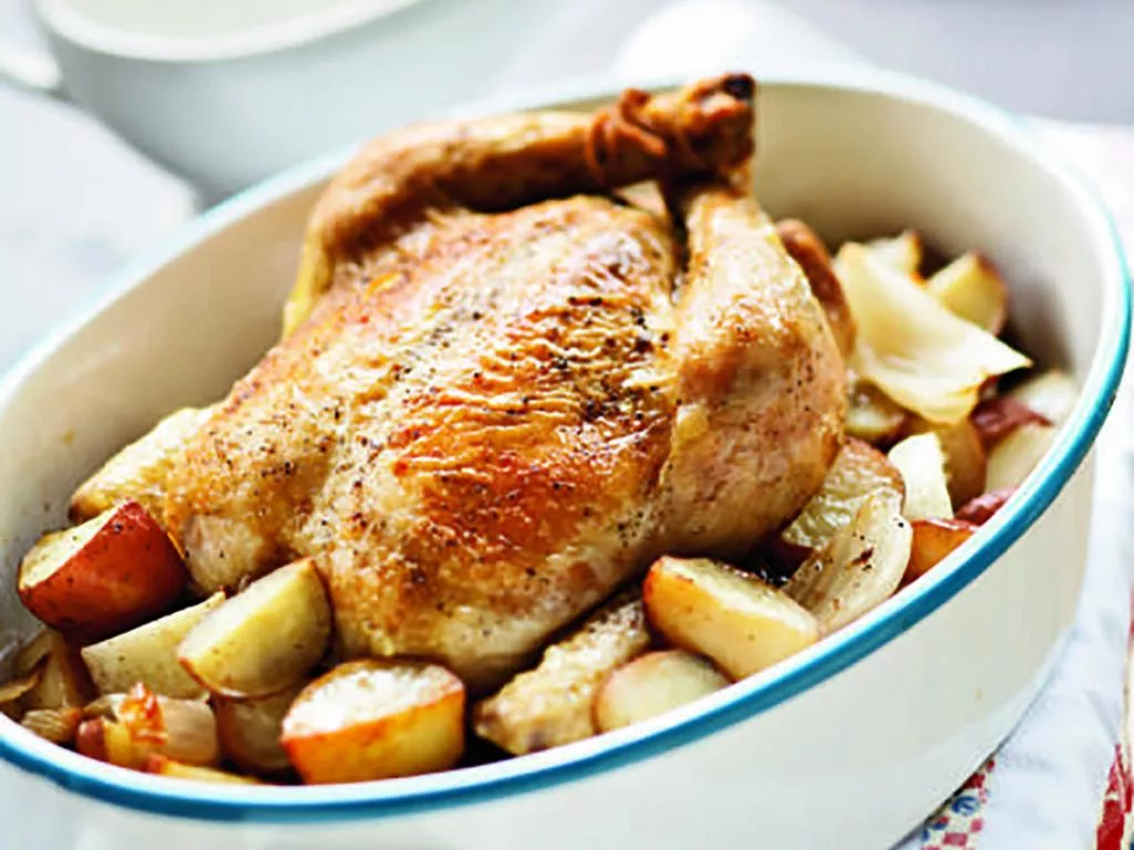 Цыпленок с картошкой в духовке рецепт. Курица с яблоками. Цыпленок с картофелем. Курица с картошкой и яблоками в духовке. Курочка с яблоками и картошкой.