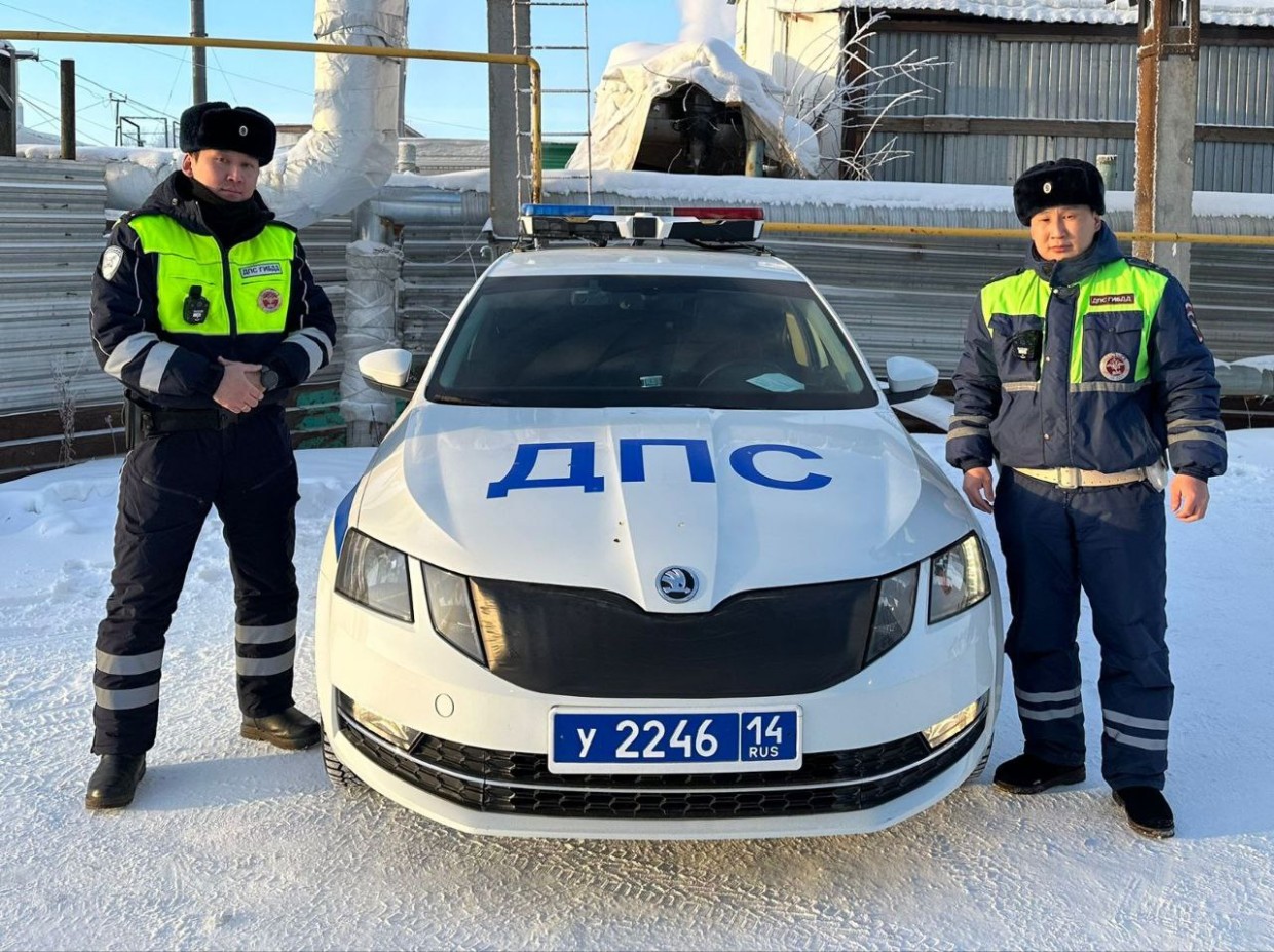 В Якутии инспекторы ДПС помогли женщине – водителю на дороге