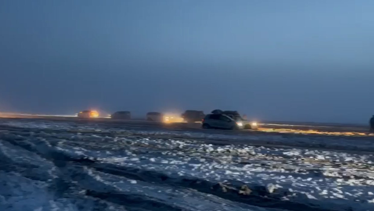 В Якутии водители направлялись по «дикой» переправе на реке Лене и застряли в песках