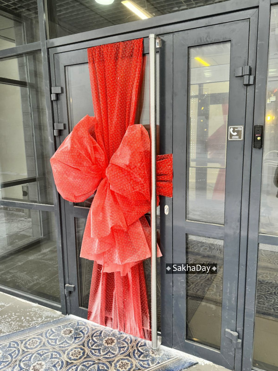 В Якутске новый тренд новогоднего декора — красный бант на двери