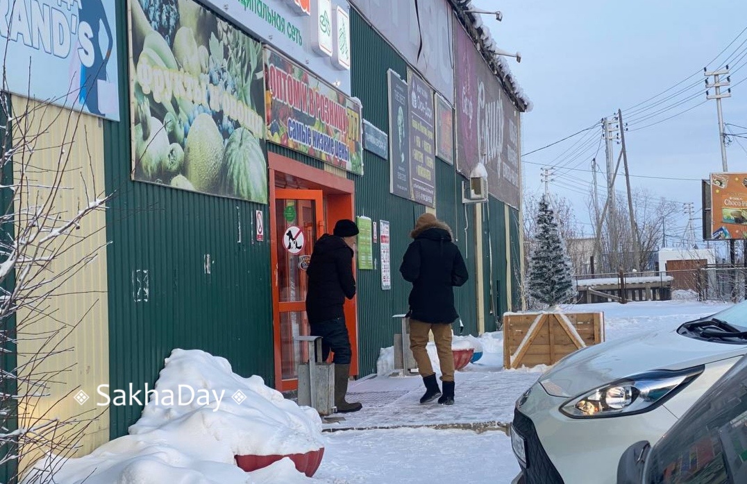В Якутске мужчина после инсульта стал зарабатывать на жизнь, открывая двери в магазине
