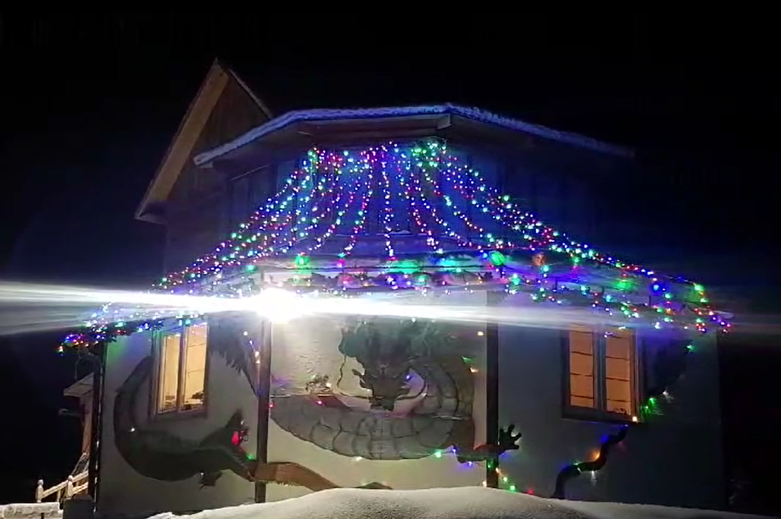 В Якутии жительница Оленька необычно украсила свой дом к Новому году