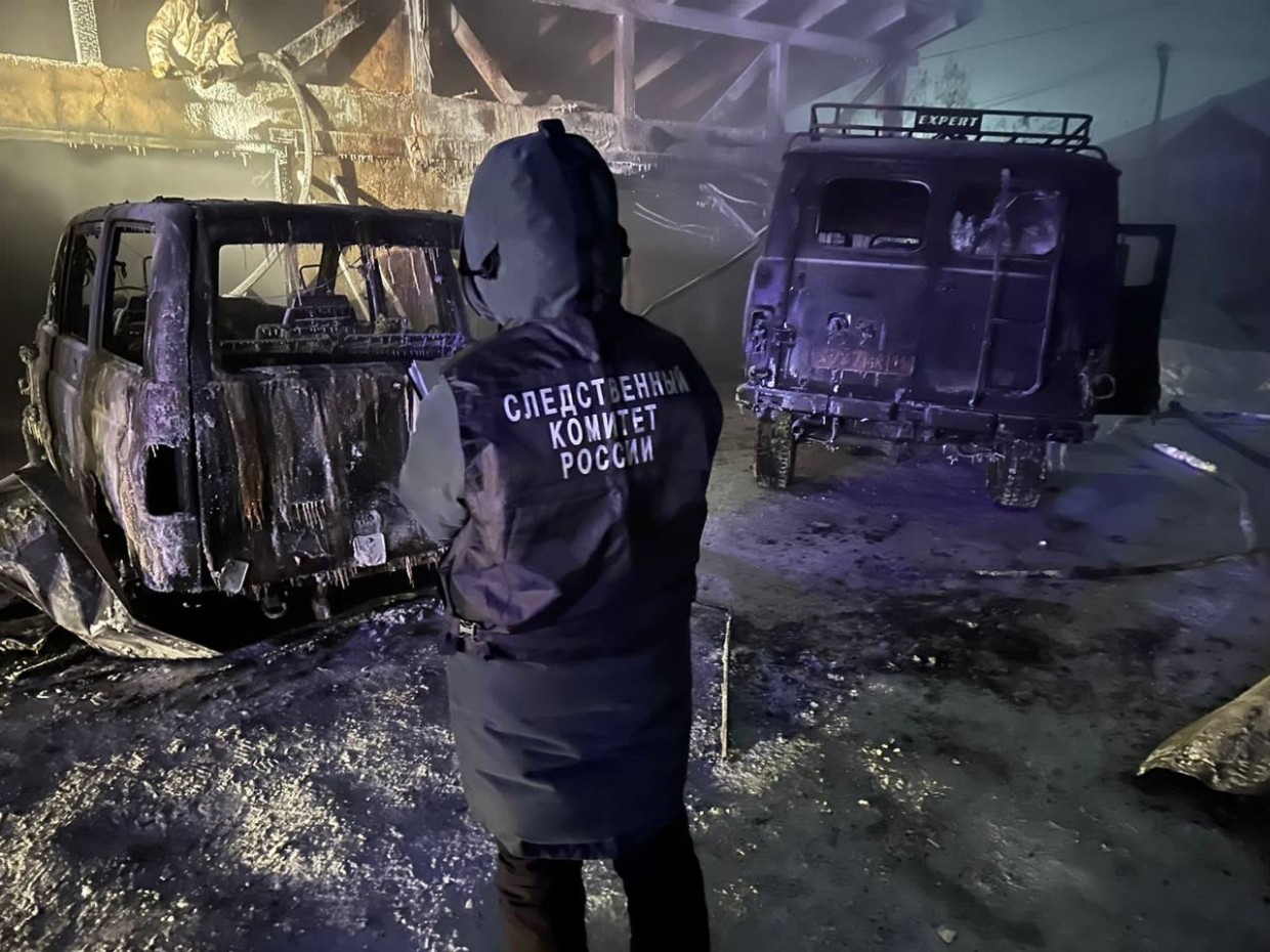 Следователи устанавливают обстоятельства гибели трех человек в поселке Хандыга